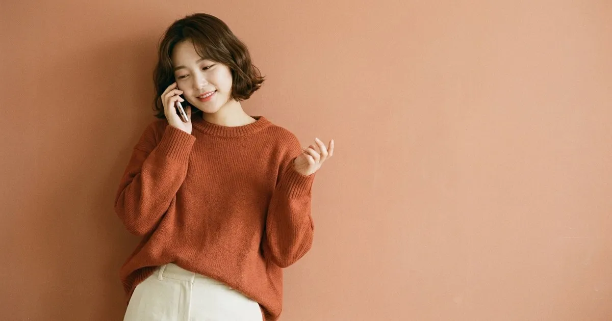 헤드셋과 통화 기록이 놓인 책상