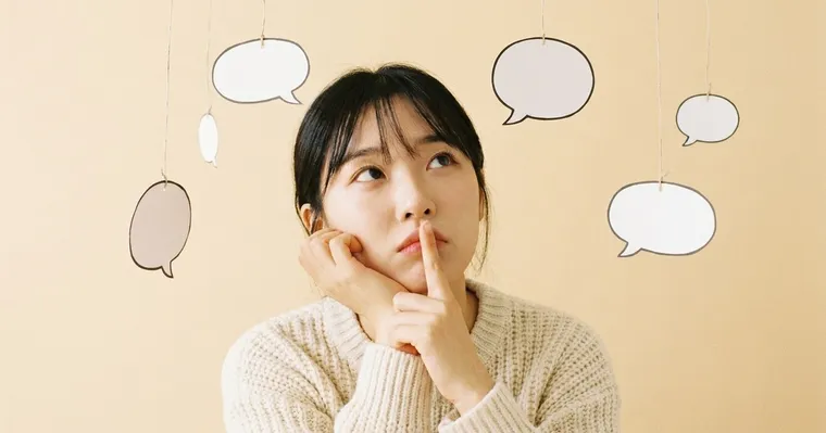 마주 앉은 두 사람 사이의 정적을 담은 장면